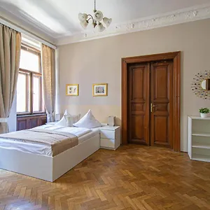 For Celebrations Spacious 3bdr With Balcony Appartamento Praga